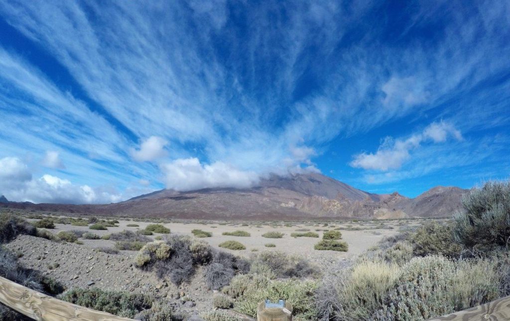 the volcano Chinyero in Tenerife and the show of clouds, while we explored this pleasant Tenerife sendero