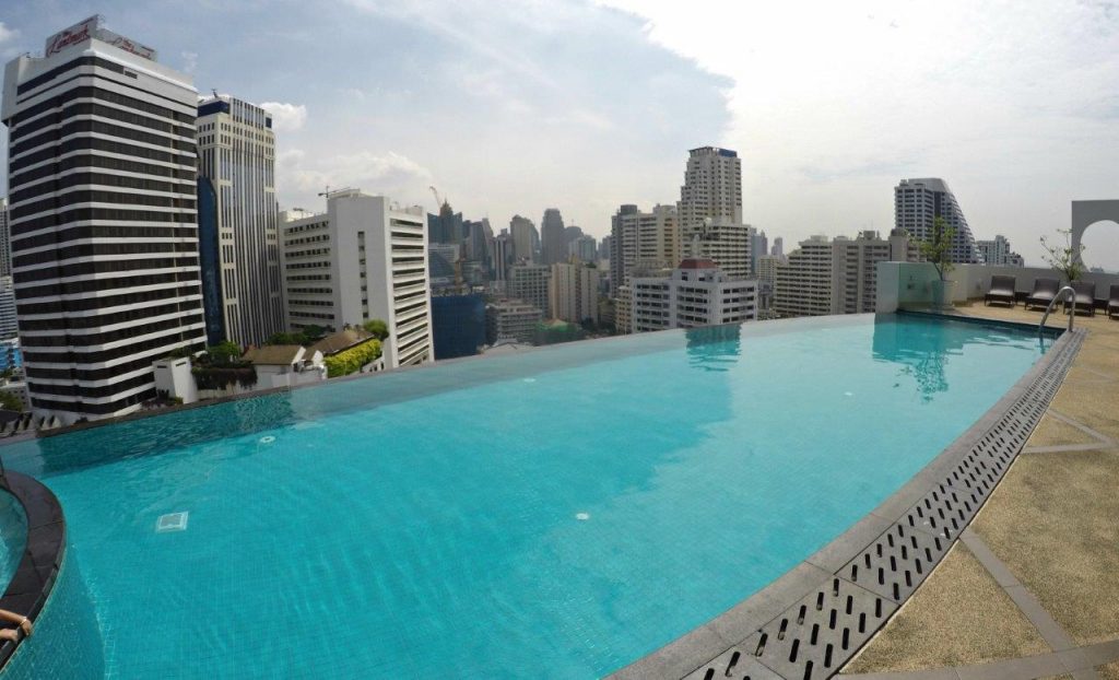 Infinity pool at Shama Sukhumvit Bangkok, with great views to the city